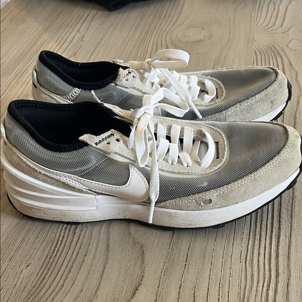 Nike waffle debut lifestyle sneaker size 6.0 youth black and white
